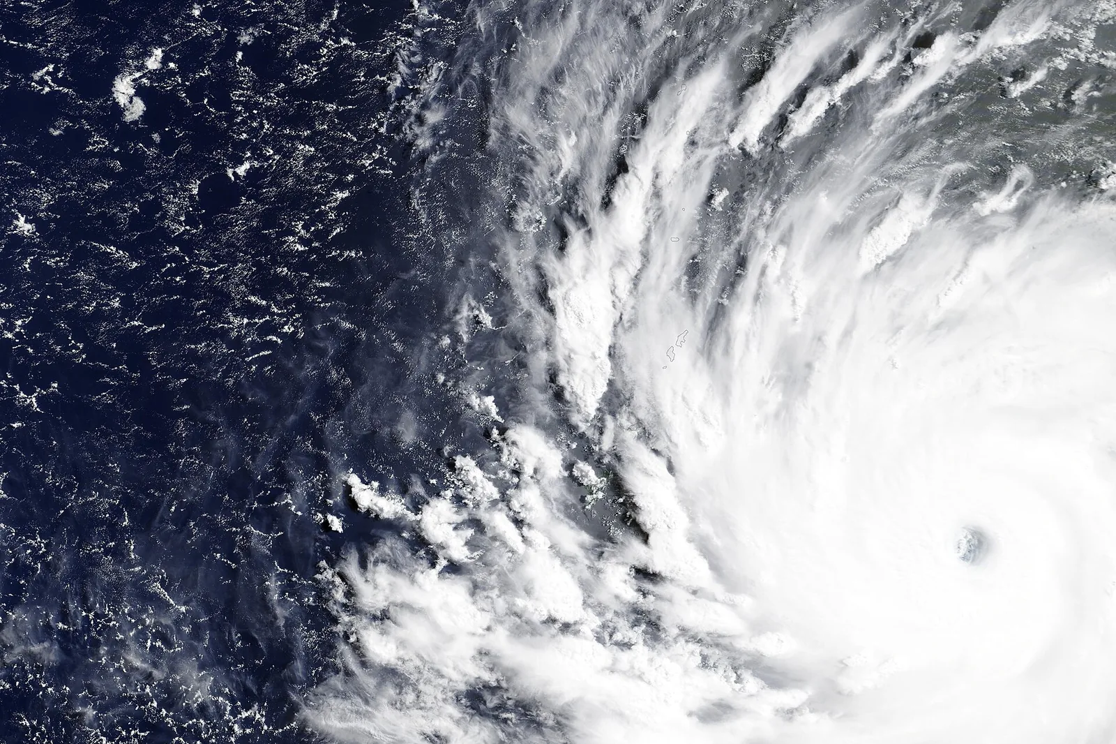 猛烈な台風30号、23〜24日に先島諸島へ接近：暴風・高波・土砂災害に厳重警戒